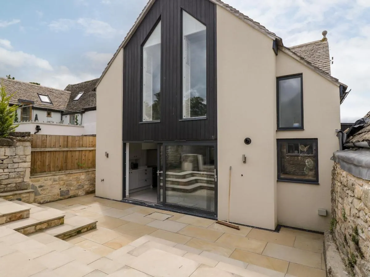 Suncroft Villa Cheltenham 0*,